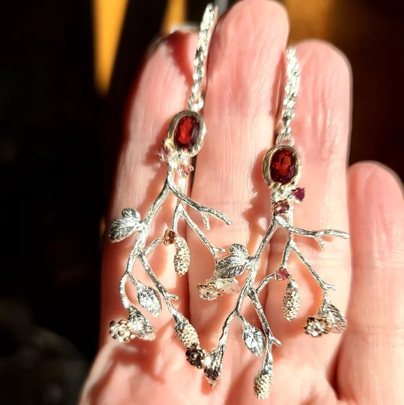 Gorgeous deep red Garnets & little red Tourmaline pinecone branch earrings - Picture 5 of 7